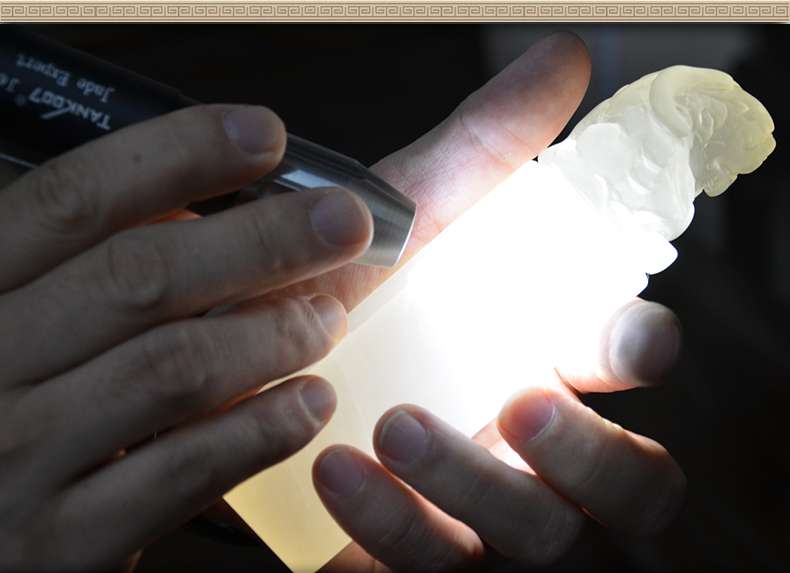 照玉強光手電筒不只可以鑒定琥珀，還可以鑒別各種的玉石、原石