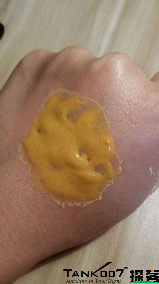 客戶買了紫光手電驗(yàn)熒光劑，先拿面膜大姨媽巾開刀 