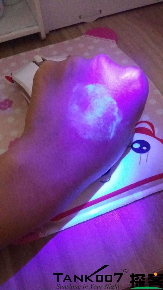 客戶買了紫光手電驗(yàn)熒光劑，先拿面膜大姨媽巾開刀 