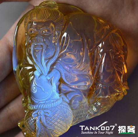 網上用紫光手電鑒定琥珀的帖子這么多，哪個是真假？