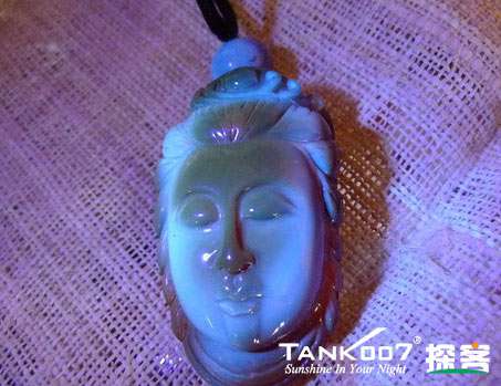 網上用紫光手電鑒定琥珀的帖子這么多，哪個是真假？