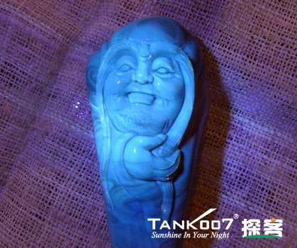 網上用紫光手電鑒定琥珀的帖子這么多，哪個是真假？