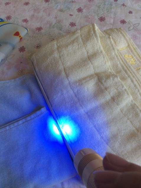  寶媽買了紫光手電，衣服上好多熒光劑，看的心慌害怕