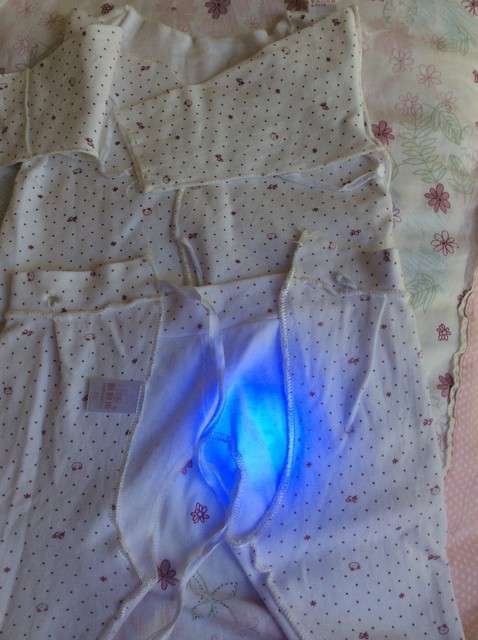  寶媽買了紫光手電，衣服上好多熒光劑，看的心慌害怕
