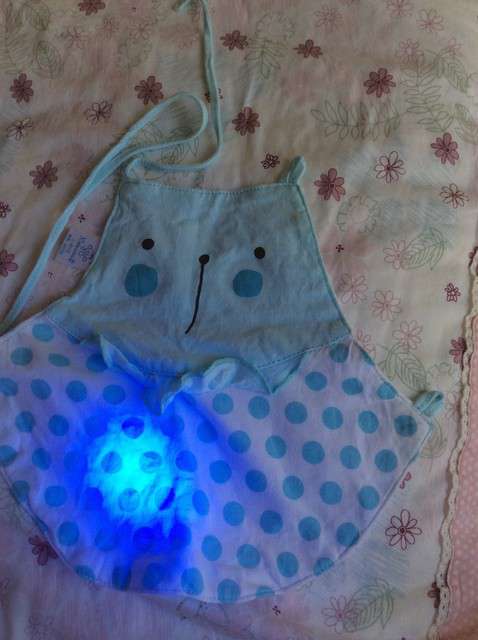  寶媽買了紫光手電，衣服上好多熒光劑，看的心慌害怕