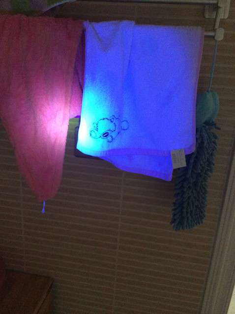  寶媽買了紫光手電，衣服上好多熒光劑，看的心慌害怕